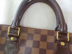 -爱革·洗衣改衣·洗鞋修鞋·洗包修包·奢侈品护理(宝地广场店)