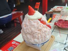 草莓雪顶牛奶刨冰-陆依萍重庆火锅商行(龙湖时代天街店)