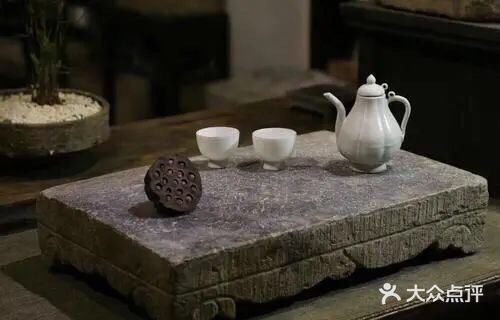 去到一座陌生的城市，首先要去的兩個地方
