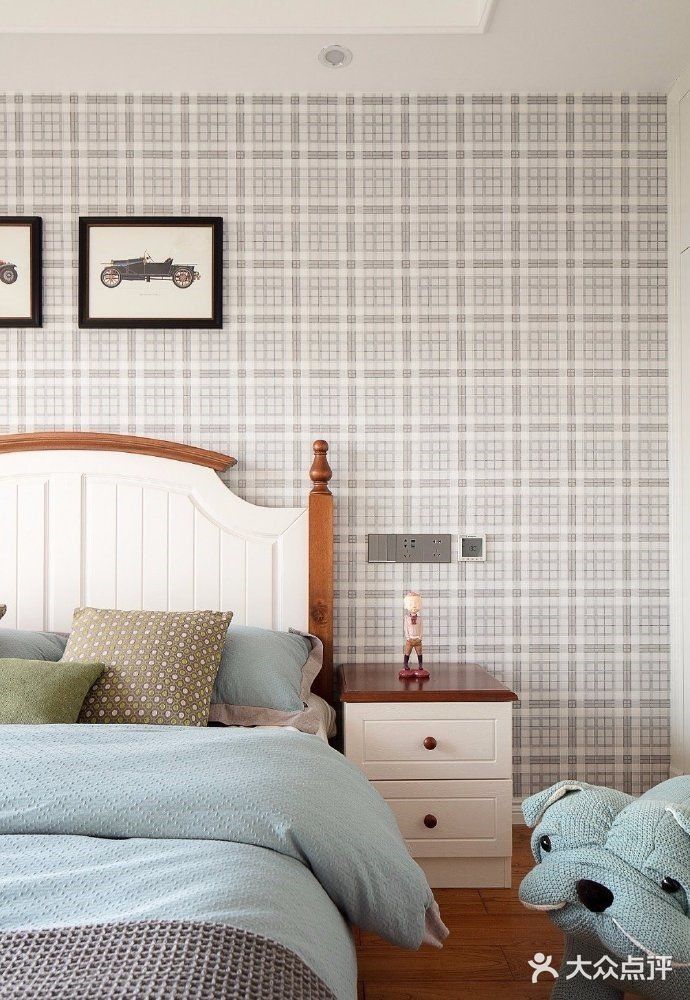 柔和色调的冰川灰色作为墙面的背景，没有那么冷峻的感觉