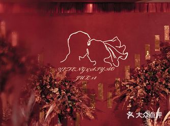 现在很多新人担心做红色的婚礼会不会很俗气,其实红色永