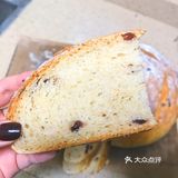 烤箱底部放一碗水。出炉放凉切片