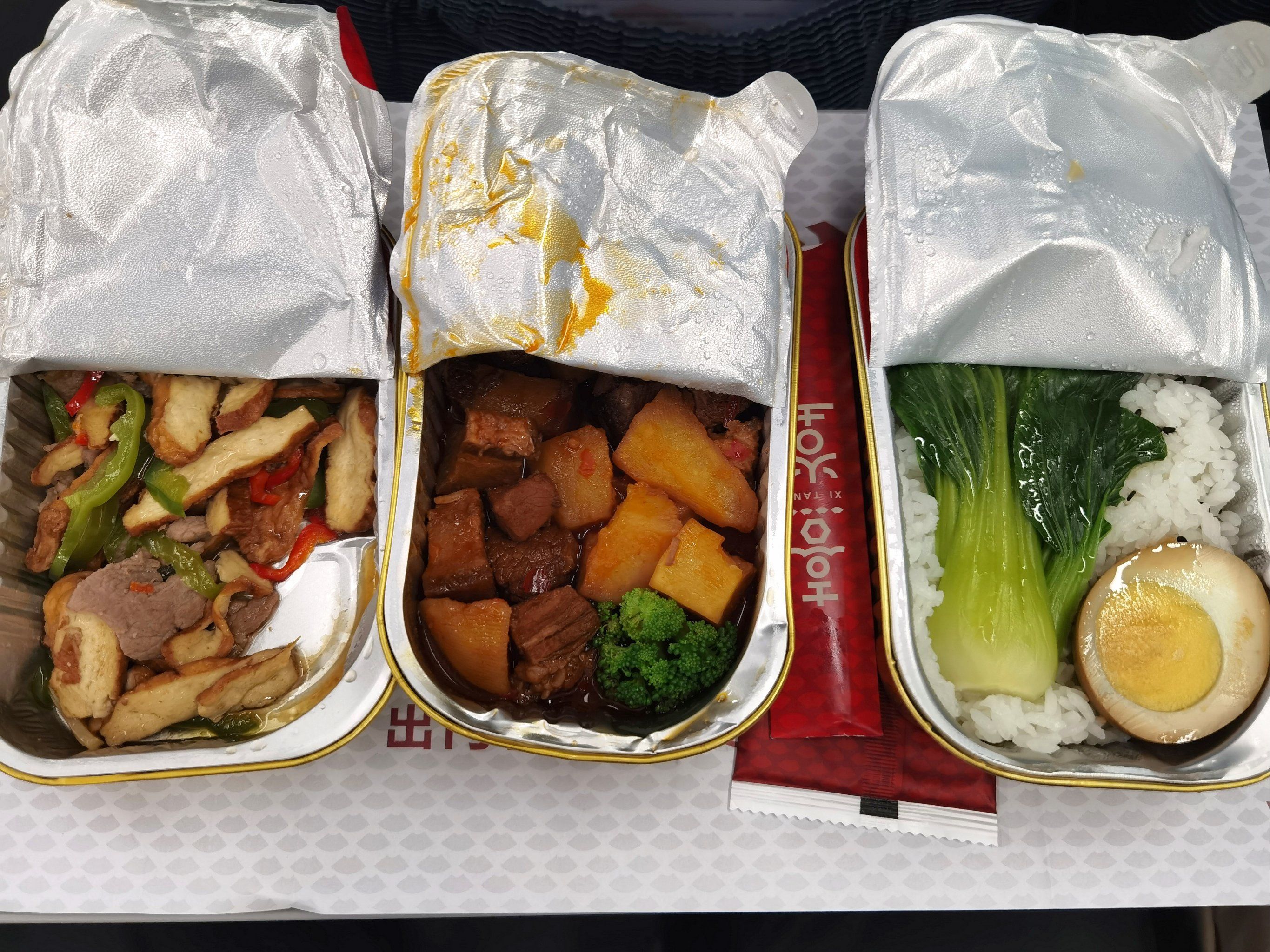 保山车站候车时送来的路途餐,坐车里没事就