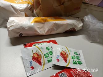 跟他要了两包番茄酱和两包辣椒粉，他都有装好