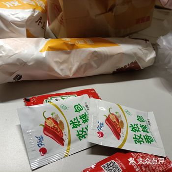 跟他要了两包番茄酱和两包辣椒粉，他都有装好