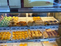 面包甜点陈列柜-美嘉华面包西饼店(红胜坊店)
