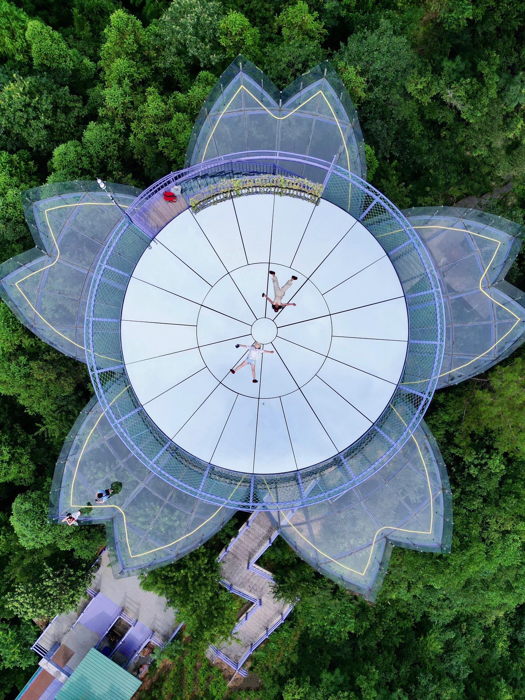 太刺激!3800米破世界纪录的高空玻璃漂流