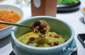 Braised Mushroom and Pork Shank in Clay Pot
