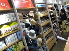 -名创优品(北京新中关购物中心地铁层店)