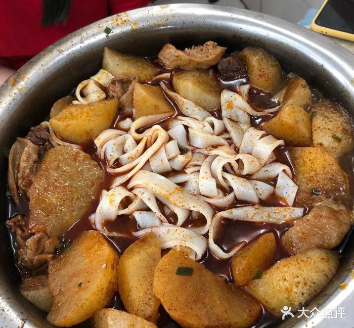 桂萍特色牛筋牛杂牛肉锅里的宽粉图片 - 第1张