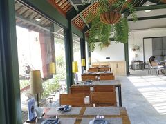 靠窗位-喜洲吧·江畔老船厂·庭院餐厅(喜临院店)
