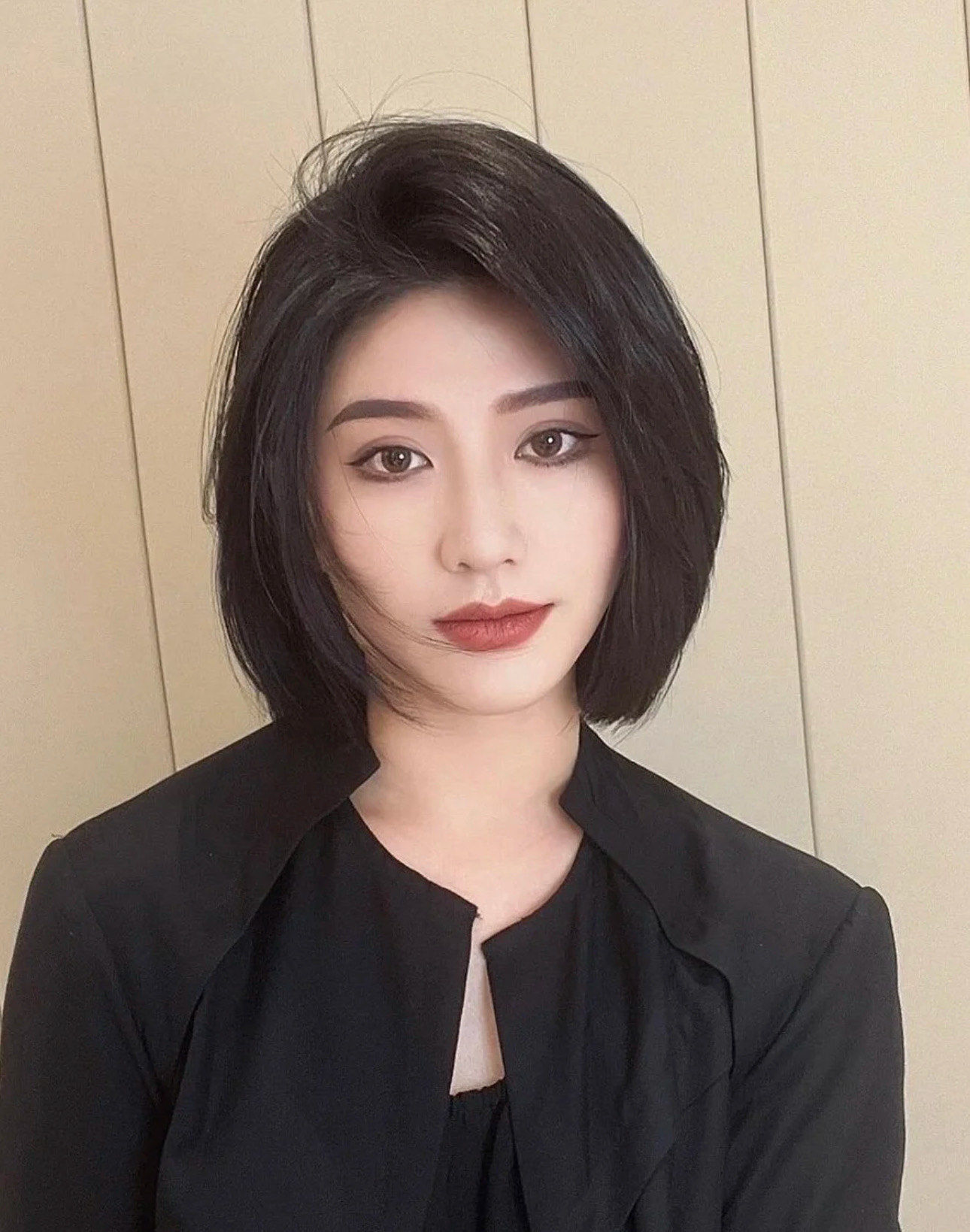 冷茶色 气质优雅小短发
温婉大方的韩式中分中发直发发型受众年龄广