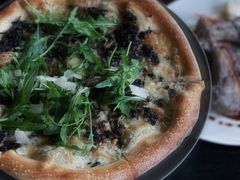 香烤菌菇比萨配芝麻叶-WOLFGANG PUCK KITCHEN & BAR(迪士尼小镇店)