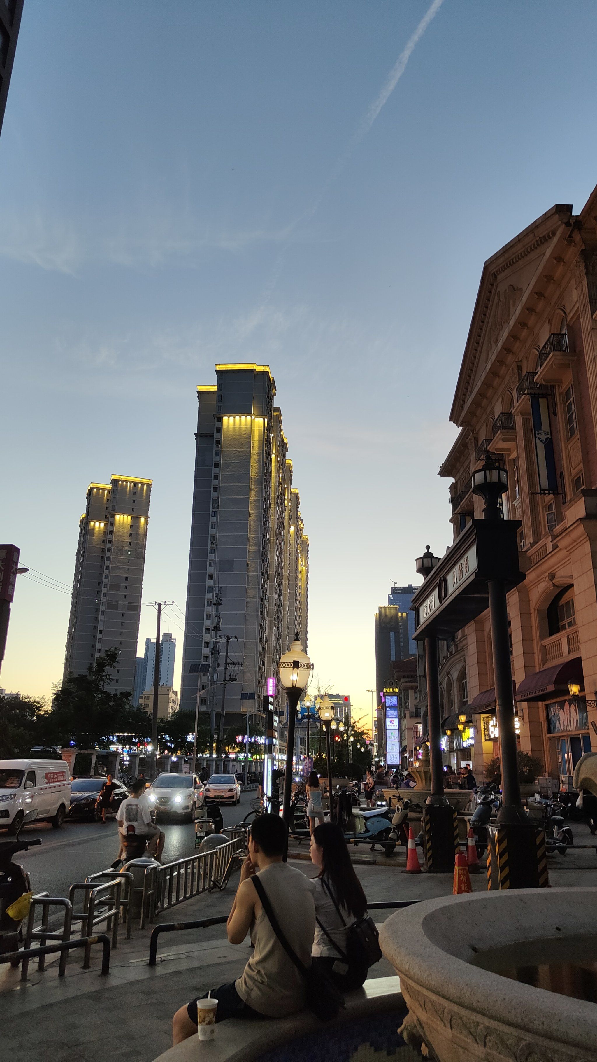 夜晚的繁华街头