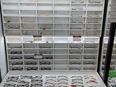 -视野联行眼镜•蔡司•依视路(温江店)