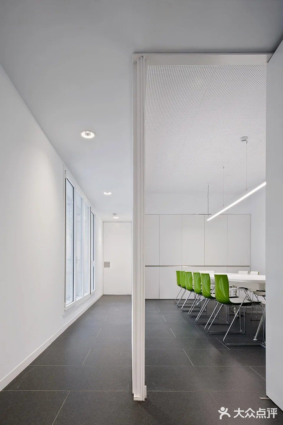 Monistrol-Vila站办公室立面改造与室内设计[胜利]