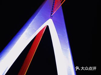 千廝門嘉陵江大橋鏈接重慶大劇院跟洪崖洞,上面行人跟車