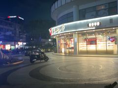 -85度C(生甜甜圈研究工坊·上海平凉店)
