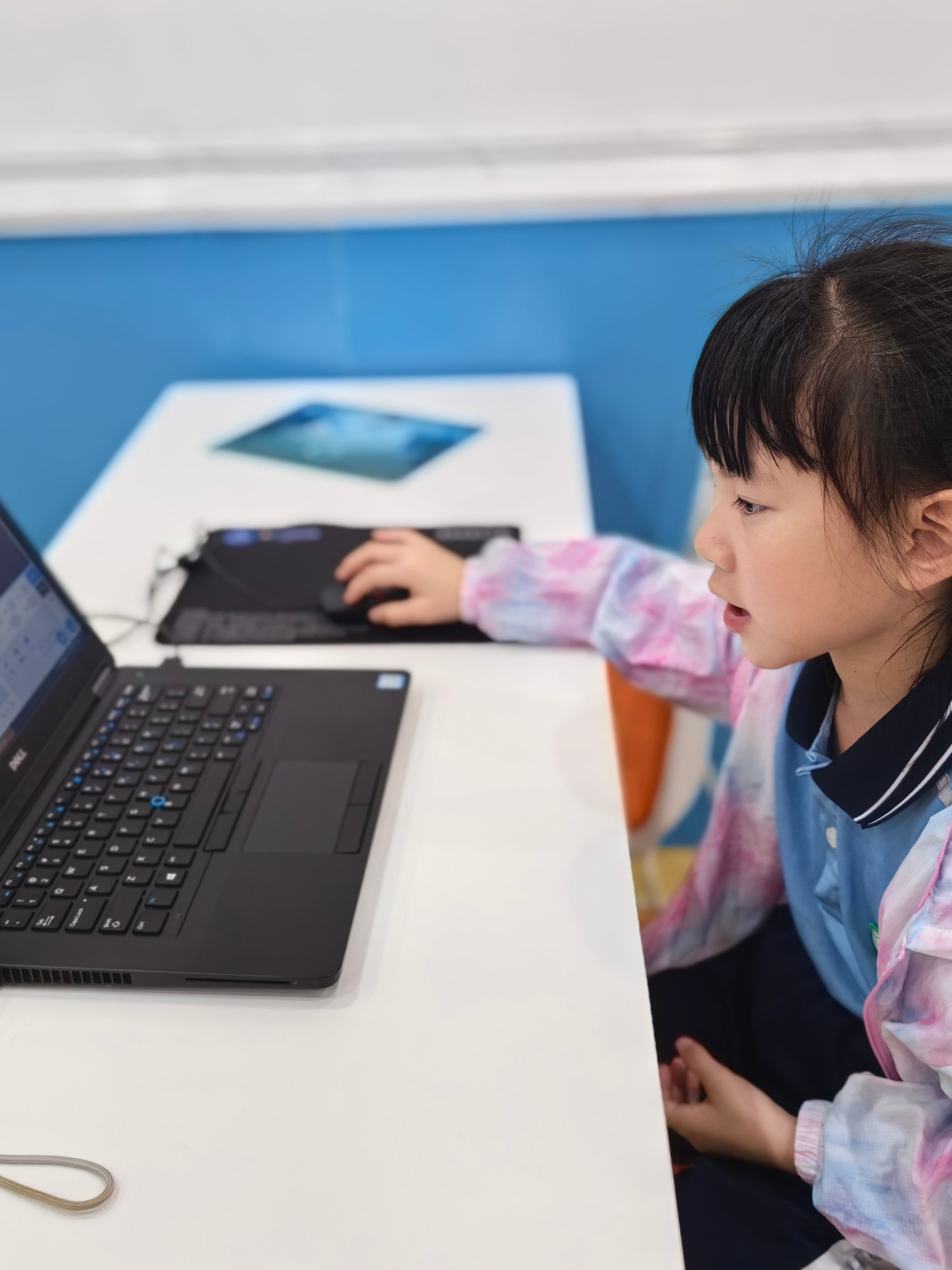 一群认真学习编程的小朋友呀认真学习编程的小朋