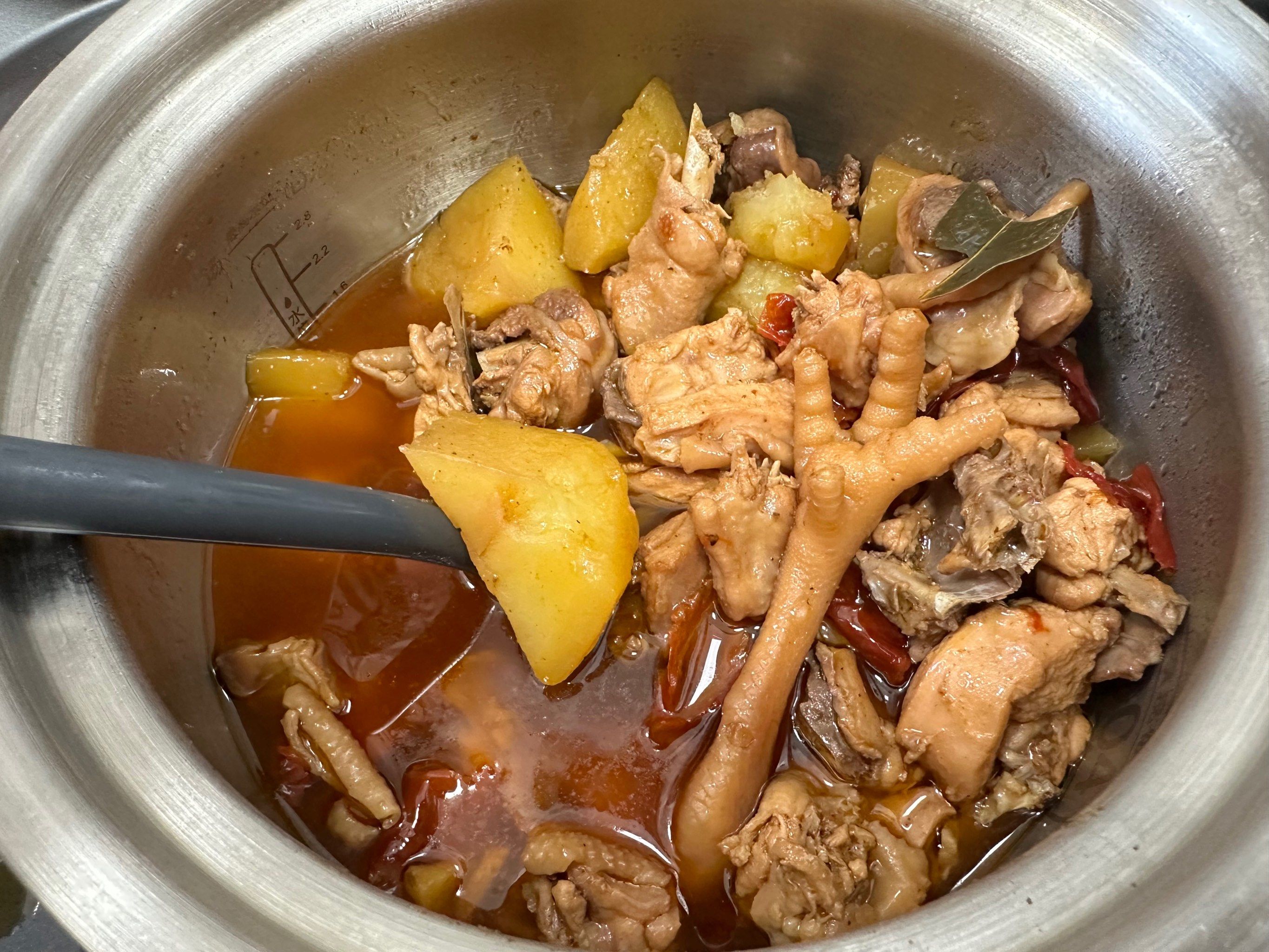 家里做的大盘鸡~是用柴鸡压出来的,比饭馆