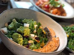 煎三文鱼牛油果色拉-Wagas沃歌斯(北京君太百货店)