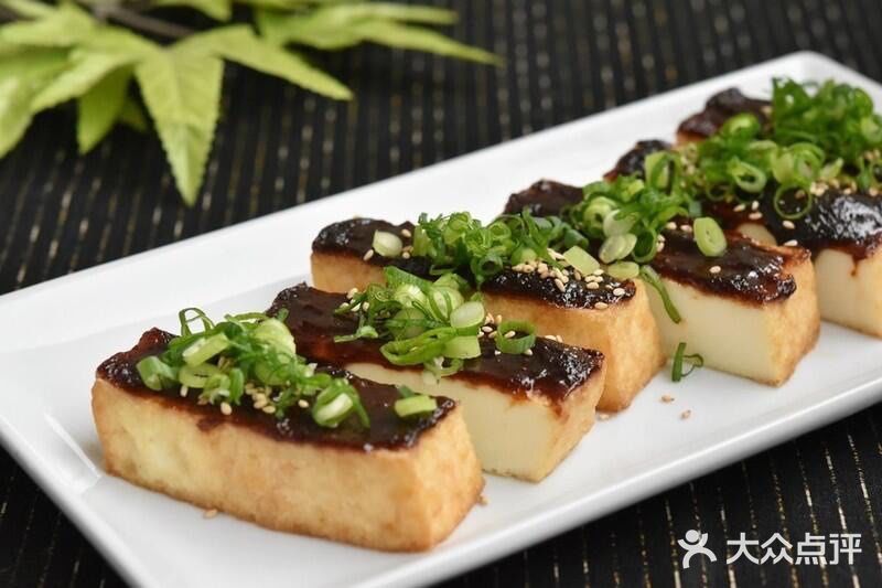 鹹香可口🌟簡易料理：紅味噌蔥花油豆腐🌟