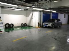 -家乐福南翔店停车场