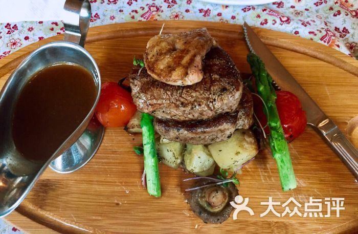 鹅肝配菲力牛排