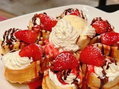 新鲜草莓乐园松饼-StayReal Cafe(长宁来福士广场东八区店)