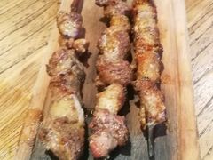 红柳羊肉串-阿里家·新疆烤肉酒場 by MIG