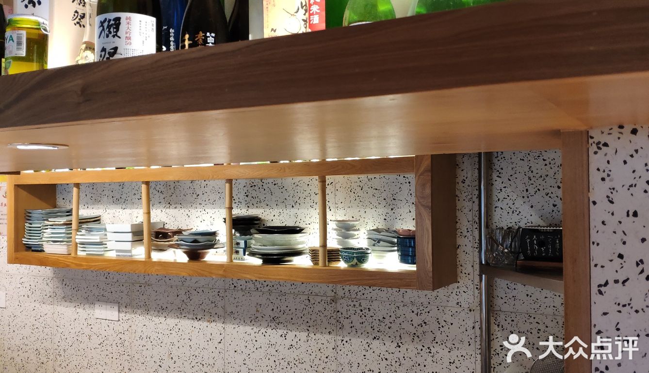 坐在吧台可以看到厨师在火炙烹饪