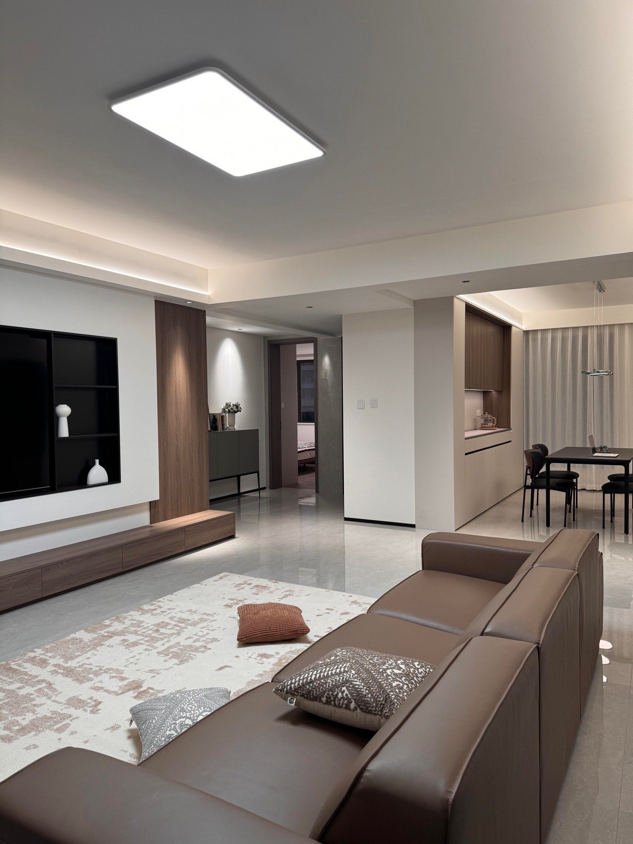 用铝型材做了单边向上发光 △客厅开间4.9米