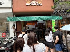 -Bánh Mì Huynh Hoa
