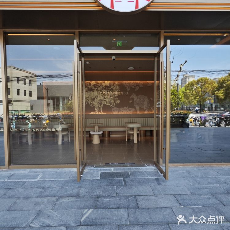 霸王茶姬新店探访：醒时春山、伯牙绝弦横向评测