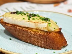 Camember&nbsp;semi-fos&nbsp;amb&nbsp;poma&nbsp;i&nbsp;mel&nbsp;trufada-Tapa Tapa