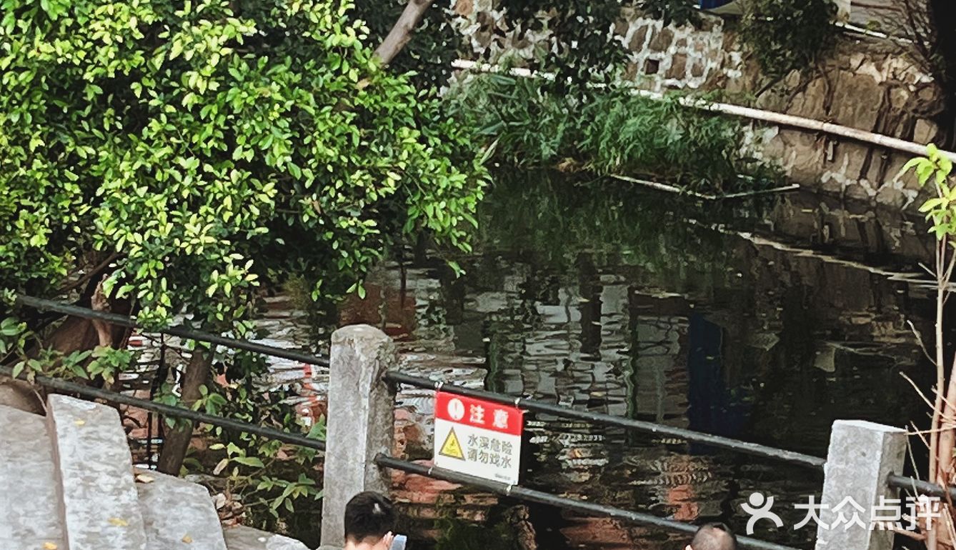 东莞旧城区小河边的独栋古早味老房子咖啡店
