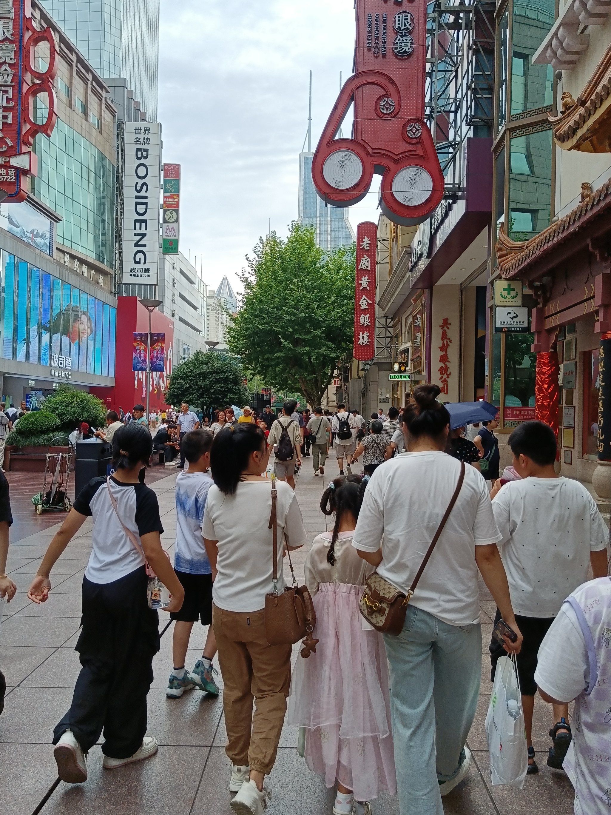 人潮涌动的购物热潮