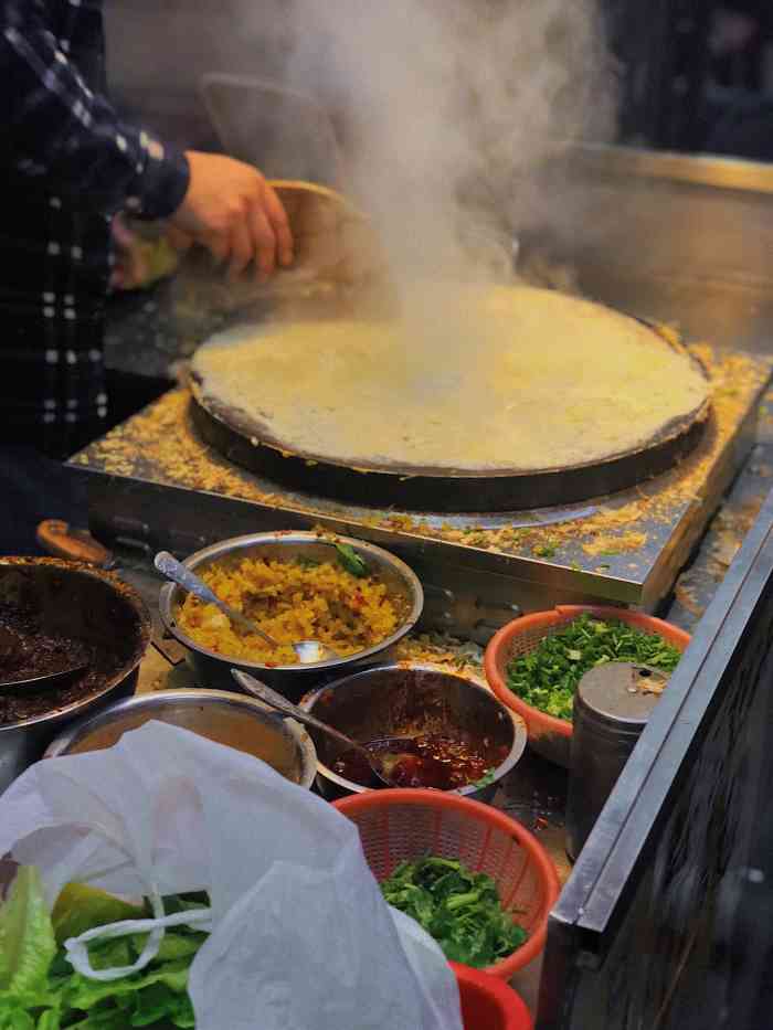 517煎饼侠-"煎饼果子老板很勤劳一大早就已经开始工作.