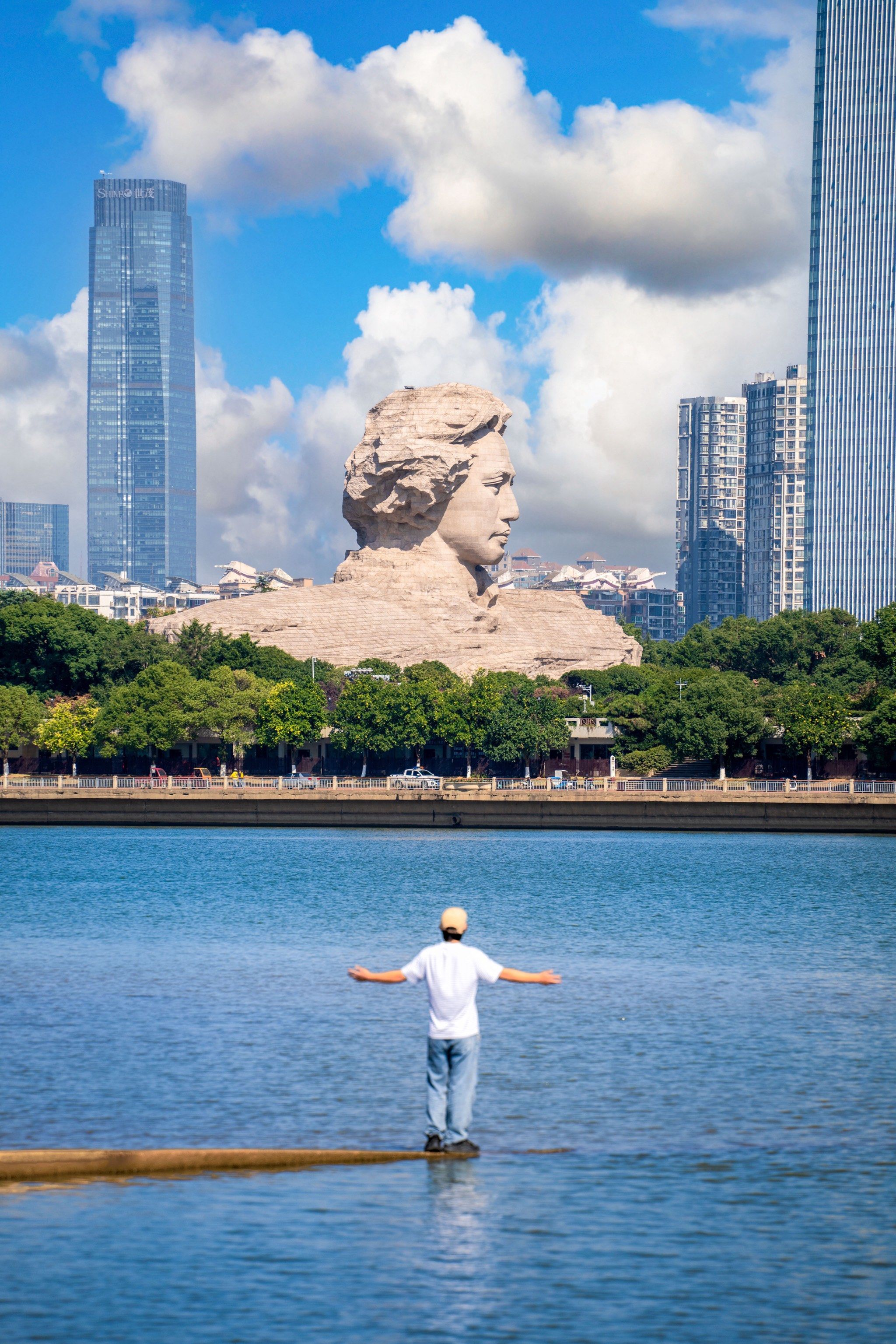 "独立寒秋,湘江北去,橘子洲头"🍁
	
又是一年秋天,我又来到了