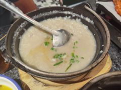 窝蛋牛肉粥-何妹湿辣牛肉·粤式烧烤砂煲(桂雅路店)