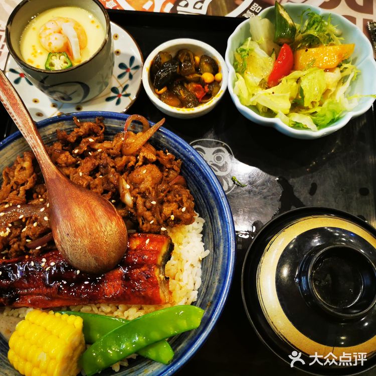 位于虹悦城负一楼沃尔玛超市入口的一家店，位置还是比较