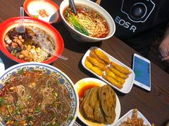 -爆炸头阿姨小四川正宗川味小吃(无任何分店)