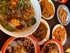 -爆炸头阿姨小四川正宗川味小吃(无任何分店)