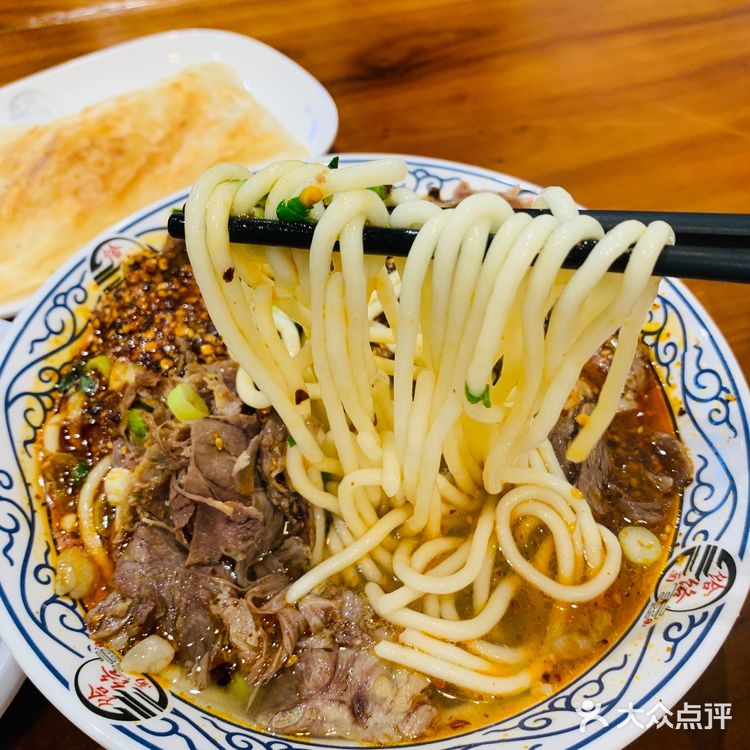 这家面馆高朋满座，原来就因为这个……