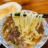 这家面馆高朋满座，原来就因为这个……
