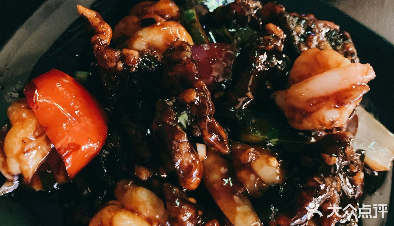 红黄的面店主基色，非常喜气也非常贵气！就连墙上的价目表