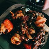 红黄的面店主基色，非常喜气也非常贵气！就连墙上的价目表