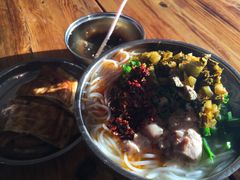 -鸿浩扒猪脚米线