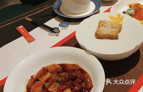 Braised Pork Knuckle with Chestnuts and Rice Cake