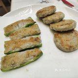 我们终于等到了机会得偿所愿。店面在广场中非常显眼